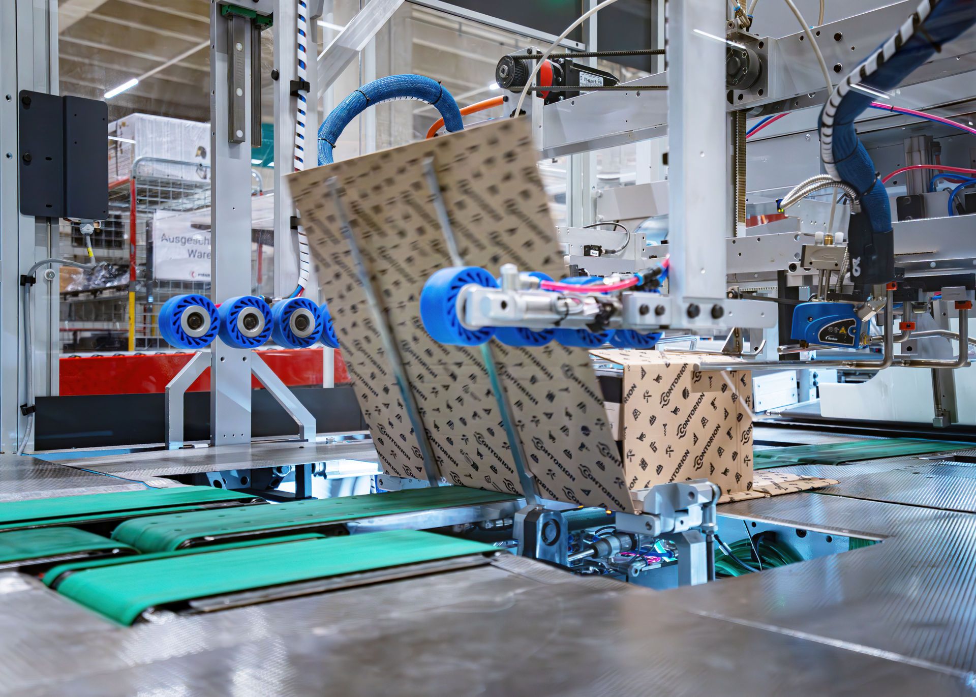 Fiege uses a fully automatic packaging machine for Contorion, which tailors the packaging material individually to the respective shipment and thus reduces material consumption. Photo: Fiege) 